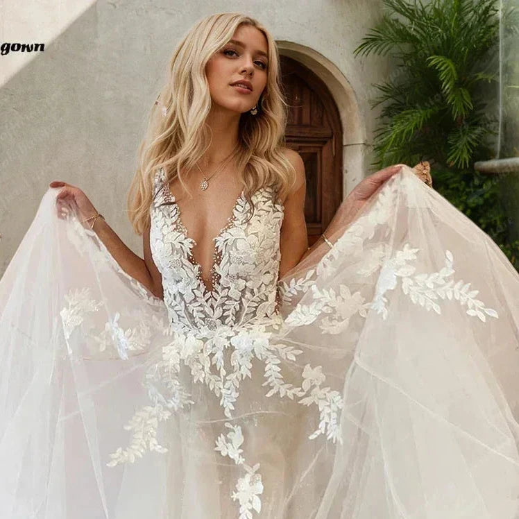 Sexy A-Line Backless Wedding Dress Customized Lace Applique Beaded Off White Tulle Wedding Gowns Long Bridal Dress